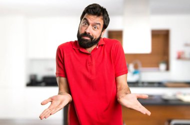 Yakışıklı adam evin içinde önemsiz jest yapma