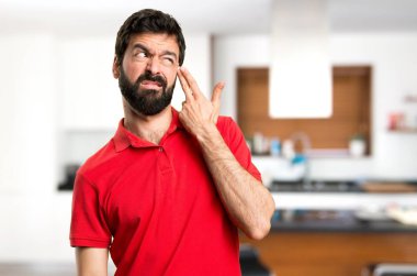 Yakışıklı adam yapma intihar jest evin içinde