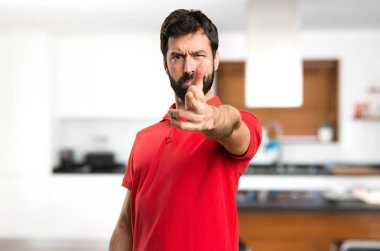 Yakışıklı adam yapma silah jest evin içinde