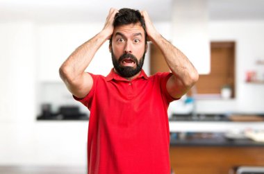 Evin içinde hayal kırıklığına yakışıklı adam