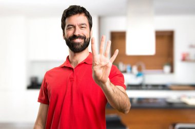 Yakışıklı adam dört evin içinde sayma