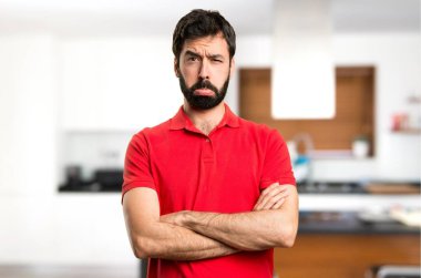 Evin içinde üzgün yakışıklı adam