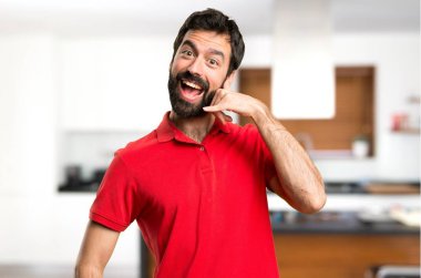 Yakışıklı adam yapım telefon jest evin içinde