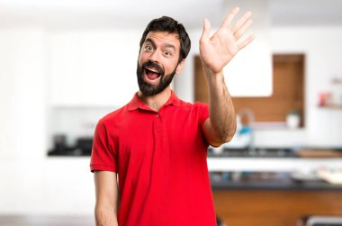 Yakışıklı adam evin içinde selamlayan