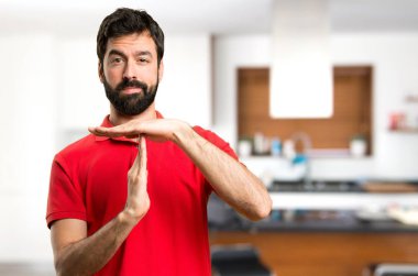 Yakışıklı adam yapma zaman aşımı jest evin içinde