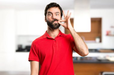 Yakışıklı adam yapma sessizlik jest evin içinde