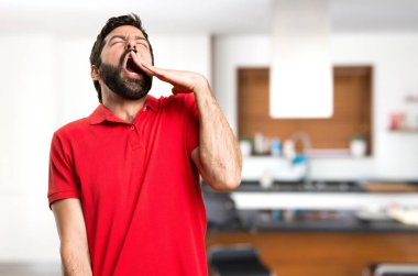 Yakışıklı adam evin içinde esneme