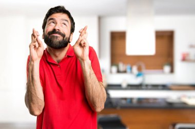 Evin içinde geçiş parmaklarıyla yakışıklı adam