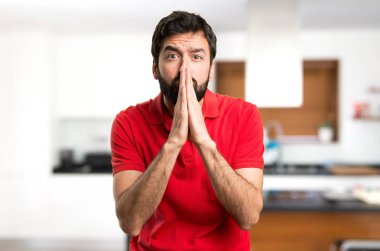 Yakışıklı adam evin içinde yalvaran