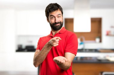 Yakışıklı adam bir şey evin içinde tutan