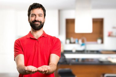 Yakışıklı adam bir şey evin içinde tutan