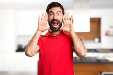 Yakışıklı adam yapma sürpriz jest evin içinde