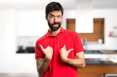 Yakışıklı adam yapma sürpriz jest evin içinde