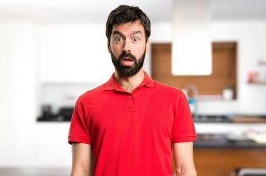 Evin içinde yorgun yakışıklı adam