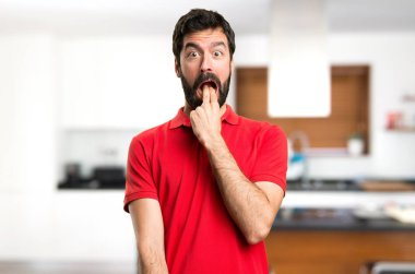 Yakışıklı adam evin içinde kusma jest yapma