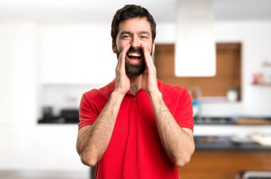 Yakışıklı adam evin içinde bağırarak