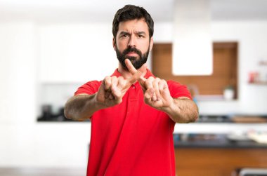 Yakışıklı adam evin içinde hiçbir hareketi yapma