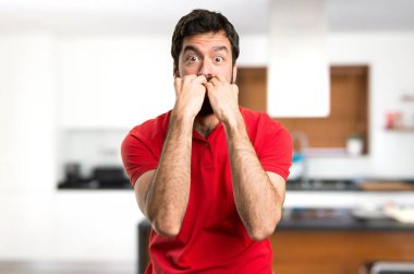 Evin içinde korkmuş yakışıklı adam