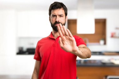 Yakışıklı adam dur işareti evin içinde yapma