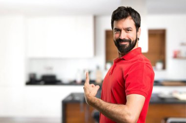 Yakışıklı adam evin içinde işaret