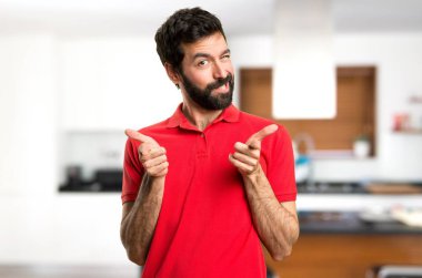 Yakışıklı adam evin içinde açık için işaret