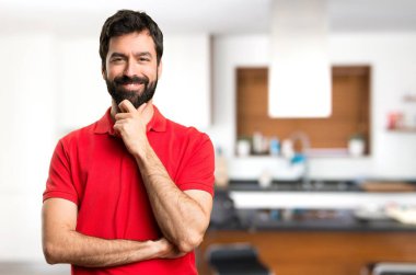 Yakışıklı adam evin içinde düşünme