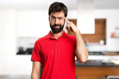 Yakışıklı adam evin içinde düşünme