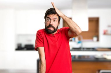 Yakışıklı adam evin içinde şüpheleri