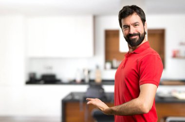 Yakışıklı adam bir şey evin içinde sunulması