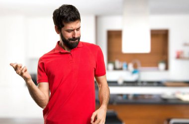 Yakışıklı adam yapma gitar jest evin içinde