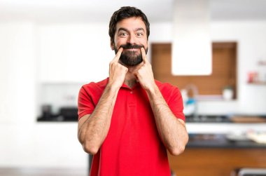 Evin içinde mutlu yakışıklı adam