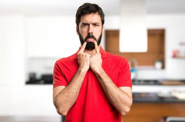 Evin içinde üzgün yakışıklı adam