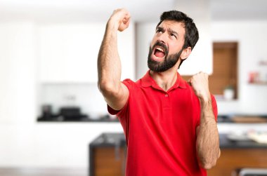 Evin içinde şanslı yakışıklı adam