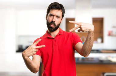 Yakışıklı adam yapma zafer jest evin içinde