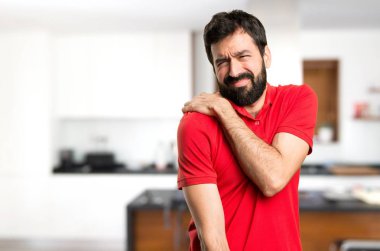 Evin içinde omuz ağrısı ile yakışıklı adam