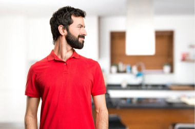 Yakışıklı adam evin içinde yan bakan