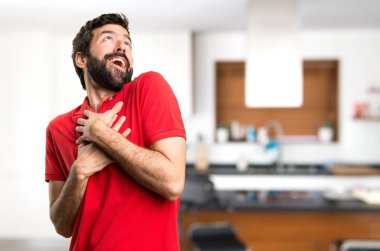 Evin içinde aşık yakışıklı adam