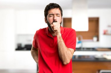Yakışıklı adam çok evin içinde öksürük