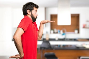 Yakışıklı adam evin içinde dans