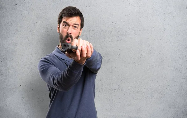 Bonito Morena Homem Com Barba Atirando Com Uma Pistola Fundo — Fotografia de Stock