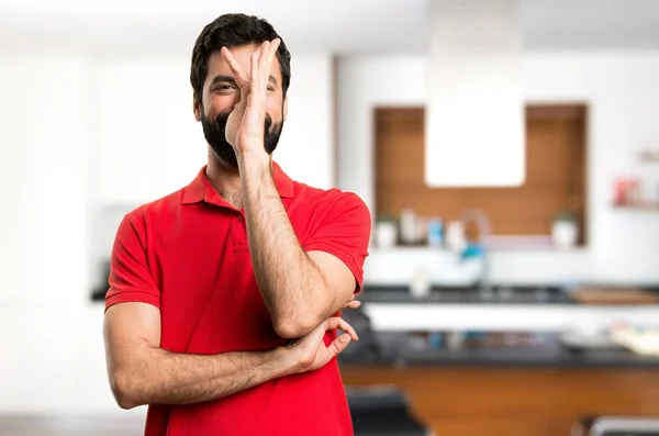 Bonito Homem Fazendo Uma Piada Dentro Casa — Fotografia de Stock