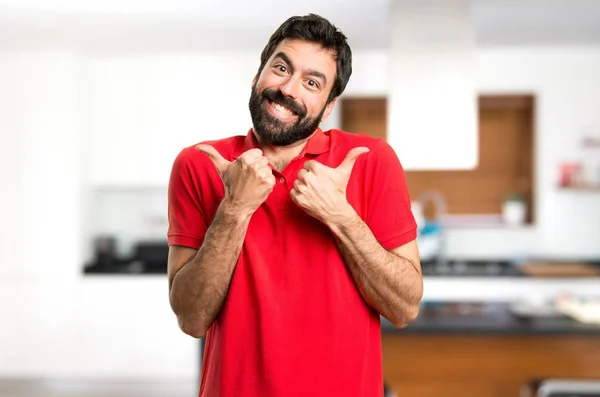 Bonito Homem Com Polegar Dentro Casa — Fotografia de Stock