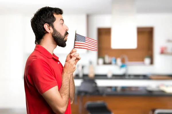 家の中のアメリカの国旗を保持しているハンサムな男 — ストック写真