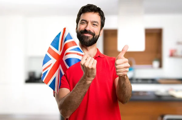 Ευτυχισμένος Όμορφος Άνδρας Κρατώντας Μια Σημαία Ηνωμένου Βασιλείου Μέσα Στο — Φωτογραφία Αρχείου