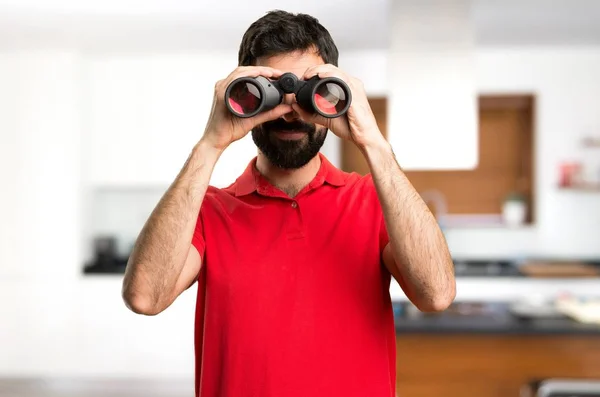 Homem Bonito Com Binóculos Dentro Casa — Fotografia de Stock