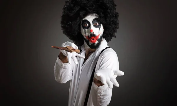 Clown Tueur Avec Couteau Présentant Quelque Chose Sur Fond Texturé — Photo