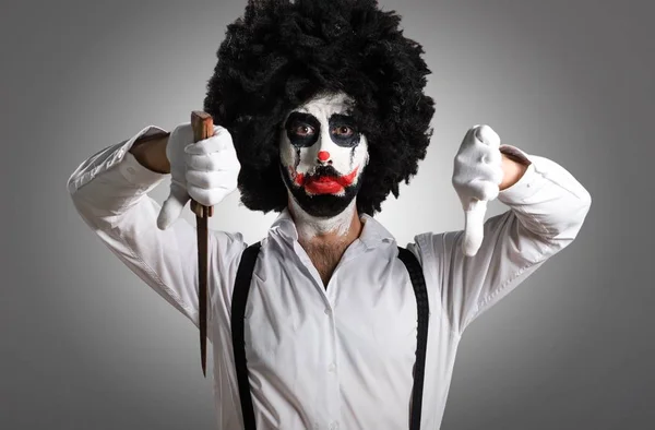 Killer Clown Mit Messer Macht Schlechtes Signal Auf Strukturiertem Hintergrund — Stockfoto