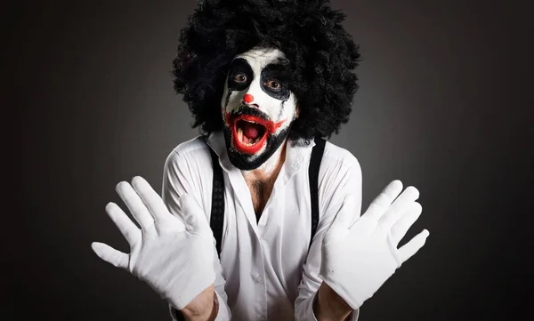 Killer Clown Macht Überraschungsgeste Auf Strukturiertem Hintergrund — Stockfoto