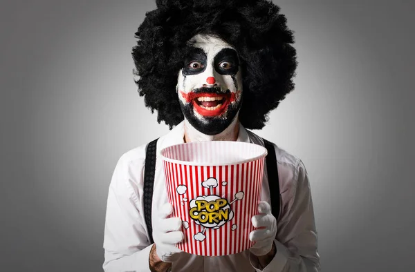 Killer Clown Isst Popcorn Auf Strukturiertem Hintergrund — Stockfoto