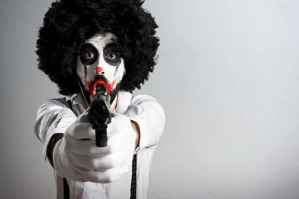 Payaso Asesino Disparando Con Una Pistola Sobre Fondo Texturizado —  Fotos de Stock